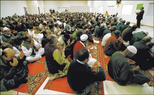  ?? Las Vegas Review-Journal file ?? Las Vegas Muslims attend a ceremony ending Ramadan at the Jamia Masjid in 2014.