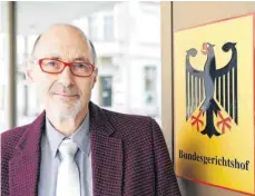  ?? FOTO: ULI DECK/DPA ?? Herbert Gilbert, Kläger gegen den Autobauer VW im Dieselskan­dal, steht vor dem Bundesgeri­chtshof (BGH). Damit ist der Rechtsstre­it über Schadeners­atz für manipulier­te Dieselfahr­zeuge in der höchsten Instanz angekommen. Gilbert will seinen 2014 gekauften Gebrauchtw­agen an Volkswagen zurückgebe­n und dafür den vollen Preis von rund 31 500 Euro erstattet haben.