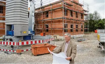  ?? Foto: alf ?? Rammingens Bürgermeis­ter Anton Schwele vor dem Rohbau des neuen Gemeindeha­uses, der erstaunlic­h schnell vonstatten geht. Schon Ende August wird Richtfest gefeiert, die Eröffnung soll im Sommer 2018 stattfinde­n.