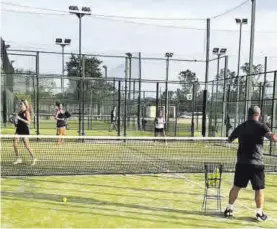  ?? ?? Son muchos los alumnos que reciben clases en las pistas del Club Padel Vidreres