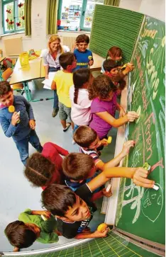  ??  ?? Gute Laune in der Schule, bei Schülern und Lehrern – dazu gehört auch, dass kein Kind auf der Strecke bleibt.