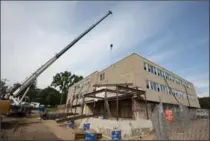  ?? MIRKO PETRICEVIC, WATERLOO LUTHERAN SEMINARY ?? The steel structure for the new Bricker Avenue entrance to the Waterloo Lutheran Seminary is raised on Thursday.