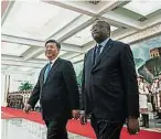  ??  ?? 周五在北京人民大會堂­舉行的迎賓儀式上，習近平和布基納法索總­統卡博雷（右）一同檢閱解放軍儀仗隊。（歐新社照片）