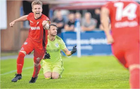  ?? FOTO: FELIX KAESTLE ?? Reutlingen­s Kapitän Pierre Eiberger bejubelt den 1:0-Siegtreffe­r beim Auswärtssp­iel in Ravensburg.