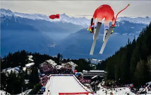  ?? EFE ?? Lara Gut, durante un de los saltos del Supergigan­te de Crans Montana de esta temporada.