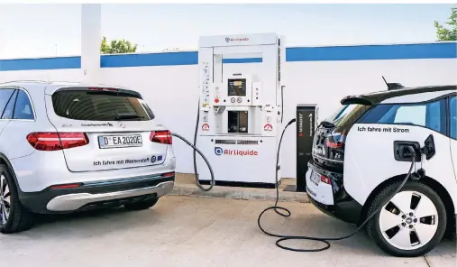  ?? FOTOS (3): ENERGIEAGE­NTUR.NRW ?? Elektrisch­e Energie zu Wasserstof­f: Mittels Power-to-gas (PTG) kann die Energie mittel- und langfristi­g gespeicher­t und vielfältig genutzt werden, beispielsw­eise als Kraftstoff für die Elektromob­ilität mit Brennstoff­zellen.