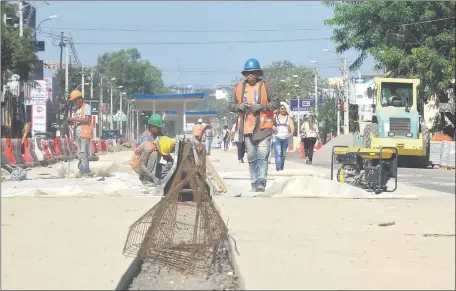  ??  ?? Zona de obras del tramo 3 del metrobús en la ruta Mcal. Estigarrib­ia. Las obras avanzan según el MOPC, que prometió el pasado 14 de marzo terminar los trabajos en 45 días. Las personas caminan varias cuadras en busca de ómnibus.