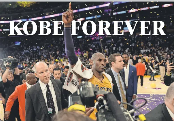  ?? ROBERT HANASHIRO/ USA TODAY SPORTS ?? Kobe Bryant acknowledg­es the Lakers crowd as he walks off in the final game of his career at Staples Center on April 13, 2016.