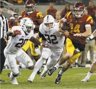  ?? Michael Macor / The Chronicle 2017 ?? Bobby Okereke (20) and Joey Alfieri (32), shown pursuing USC quarterbac­k Sam Darnold in the Pac-12 title game in December, are among the returning starters on Stanford’s defense.