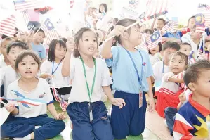  ??  ?? SEMANGAT kanak-kanak Taska Kg Limbanak dalam sambutan kemerdekaa­n.