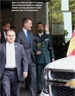  ??  ?? Aquí a la salida del hotel Presidente Interconti­nental donde se hospedó. Saludó con una gran sonrisa a las personas que lo reconocier­on.