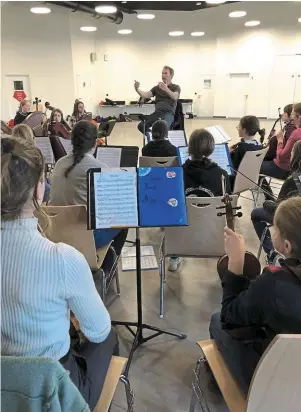  ?? | PHOTO : OUEST-FRANCE ?? L’Orchestre des jeunes du Kreiz Breizh répète dans la salle polyvalent­e de Rostrenen (Côtes-d’Armor) sous la direction d’Aurélien Azan Zielinski, chef d’orchestre associé à l’Orchestre national de Bretagne jusqu’à la saison 2022.