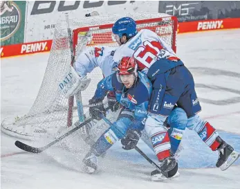  ?? FOTO: ARMIN WEIGEL/DPA ?? Packende Del-szene: Ingolstadt­s Fabio Wagner und Tommi Huhtala von Mannheim jagen den Puck.