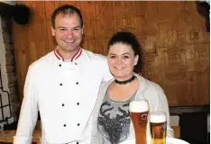  ?? Foto: Sabrina Schatz ?? Meggi Schaller (r.) und Daniel Balint haben den ehemaligen „Weinbäck“gepachtet. Tradition und bayerische Lebensart ist ihnen wichtig.