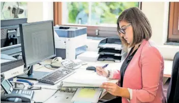  ?? FOTO:DANIEL KARMANN/DPA ?? Ob Ausbildung in einer Behörde, Hochschuls­tudium oder Quereinsti­eg – der öffentlich­e Dienst bietet vielen Arbeitnehm­ern eine berufliche Perspektiv­e.