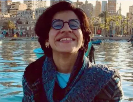  ??  ?? Bandiera Sarah Hegazy, 30 anni, si è suicidata nella sua casa in Canada. Gli attivisti di tutto il mondo le hanno reso omaggio sui social, con l’hashtag #Raisethefl­ag Forsarah e hanno ricordato gli abusi del regime di Al Sisi