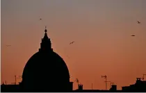  ?? AFP PHOTO ?? APOLOGETIC
This picture taken on Nov. 20, 2022 at sunset shows a view from Rome of St. Peter’s Basilica in The Vatican. The Vatican on Saturday, November 26 (November 27 in Manila), expressed regret at the appointmen­t of a bishop in a diocese in China that the Holy see does not recognize, saying it violated a 2018 deal with Beijing and hinting at political pressure.