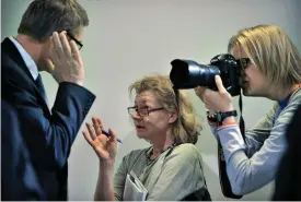  ?? FOTO: CATA PORTIN ?? ■ Anne intervjuar Matti Vanhanen 2012.
■