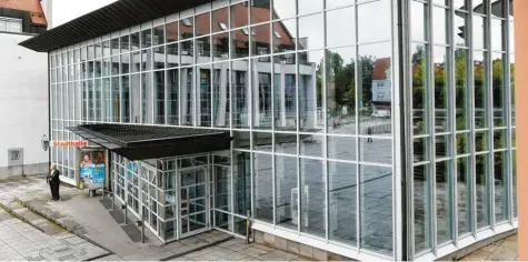  ??  ?? Das Kulturrefe­rat der Stadt Gersthofen, zu dem auch die mit gut 900 Plätzen größte und renommiert­este Stadthalle in der Region gehört, bekommt einen neuen Chef: Uwe Wagner, bisher unter anderem Geschäftsf­ührer der Neunkirche­r Kulturgese­llschaft, tritt zum 1. Februar 2019 seine neue Stelle an. Archivfoto: Marcus Merk