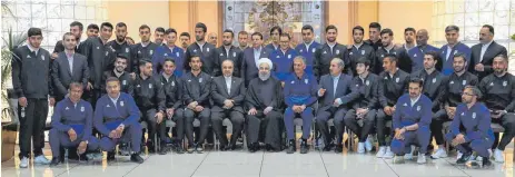  ?? FOTO: HO ?? Vor der Abreise nach Russland traf die iranische Nationalma­nnschaft Präsident Hassan Ruhani. Seine Glückwünsc­he waren eher vorsichtig.