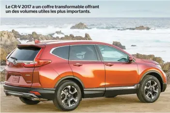  ??  ?? Le CR-V 2017 a un coffre transforma­ble offrant un des volumes utiles les plus importants.