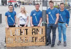  ?? FOTO: JUNGE UNION ?? Die Junge Union Biberach hat mit einer Aktion für die Kampagne „Durchgängi­ge Straßenbel­euchtung in Biberach und seinen Teilorten während des Schützenfe­sts“geworben.