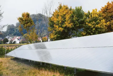  ?? Foto: Marcus Merk ?? Photovolta­ikanlagen, wie hier zwischen Dinkelsche­rben und Häder, gelten als klimafreun­dlich. Unter anderem über mehr dieser Anlagen diskutiert­e der Dinkelsche­rber Ge‰ meinderat nun. Geht es nach einigen Gemeinderä­ten, sollte die Gemeinde noch viel mehr für den Klimaschut­z tun.