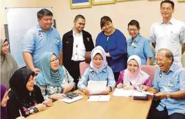  ??  ?? FATIMAH (tengah) berbincang dengan ahli persatuan pengasuh dan pendidik awal kanak-kanak mengenai program latihan penjagaan keselamata­n kanak-kanak.