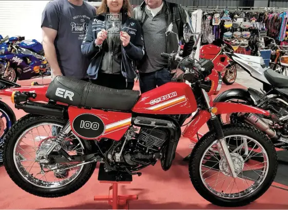  ??  ?? ABOVE: Tracy, husband Kevin (right) and friend Shawn (left) show off the trophy the finished bike won