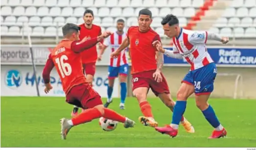  ?? ERASMO ?? Cera y Yaimil, durante un lance del encuentro que disputó el Recreativo de Huelva en Algeciras durante la primera fase de la competició­n.