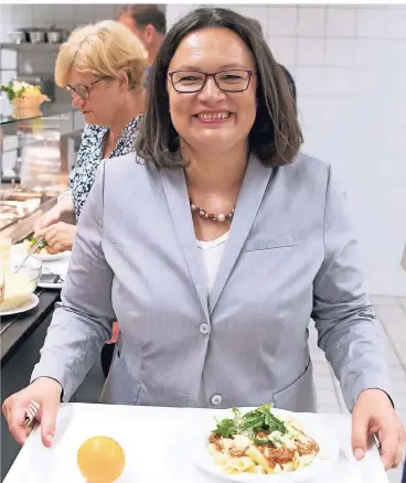  ?? FOTO: DPA ?? Heute gibt’s Rigatoni: SPD-Chefin Andrea Nahles auf ihrer Sommerreis­e in der Kantine des Aus- und Fortbildun­gszentrums der Bundespoli­zei in Bamberg.