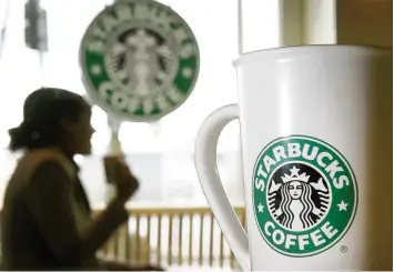  ?? Foto: Sebastian Widmann, dpa ?? In der Dokumentat­ion „Starbucks ungefilter­t: Das wahre Gesicht eines Kaffeeries­en“werden die Schattense­iten des Konzerns be leuchtet.