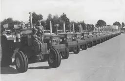  ??  ?? 1975 Vyftig trekkers in Hoopstad se hoofstraat, gekoop deur die mielieboer mnr. Koos Jooste. Dit was toe die grootste enkele trekkertra­nsaksie in die geskiedeni­s van Ford Suid-Afrika. Rekordverk­ope soos dié kry altyd groot aftrek in Landbouwee­kblad.