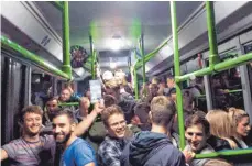  ?? FOTO: DANIEL FUNKE ?? Der „ParTTybus“fährt junge Leute sicher zum Fest.