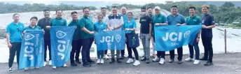  ?? ?? Participat­ing members and a representa­tive of Trieneken Mambong landfill pose with the JCI flags in a photo-call, taken during the visit