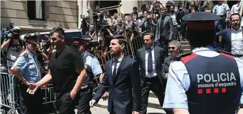  ?? MANU FERNANDEZ/AP PHOTO ?? MEMORI PAHIT: Lionel Messi meninggalk­an Pengadilan Barcelona setelah sidang penggelapa­n pajak ayahnya pada Juni 2016.