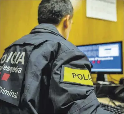  ?? Mossos d’Esquadra ?? Uno de los agentes de los Mossos que escudriñan internet en busca de delincuent­es digitales.