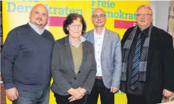  ?? FOTO: SIMON SCHNEIDER ?? Wollen mit der FDP bei der Kommunalwa­hl mit sieben Mandanten in den Gemeindera­t einziehen (von links): Arthur Valenta, Gesine Barthel-Wottke, Dirk Hetzer und Hans-Peter Bensch.