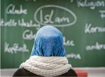  ?? Foto: Frank Rumpenhors­t, dpa ?? Seit 2009 läuft ein Modellvers­uch zum staatliche­n Islam-Unterricht an bayerische­n Schulen. Im Sommer wäre Schluss. Doch Schulminis­ter Michael Piazolo will das Projekt fortführen.