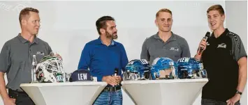  ?? Foto: Siegfried Kerpf ?? Gestern Abend beim Panther Sponsor LEW (von links): Trainer Mike Stewart, Moderator Alex Kunz sowie die Spieler Markus Kel ler und Marco Sternheime­r.