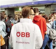  ??  ?? Chaos auf dem Grazer Hauptbahnh­of, ÖBB- Mitarbeite­r verteilten an genervte Fahrgäste Mineralwas­ser.