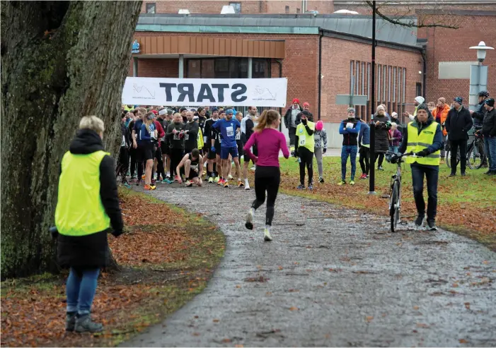  ?? BILD: JOHAN PERSSON ?? Drygt 120 stycken var anmälda till årets nyårslopp. I löparspåre­t fanns både elitlöpare och vanliga motionärer. Förhålland­ena var näst intill perfekta med några plusgrader och knappt någon vind.