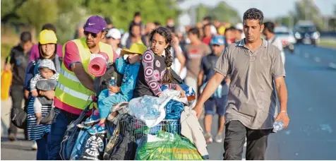  ?? Foto: Bernd Rössler, dpa ?? Flüchtling­e auf dem Weg nach Deutschlan­d im Sommer 2015.