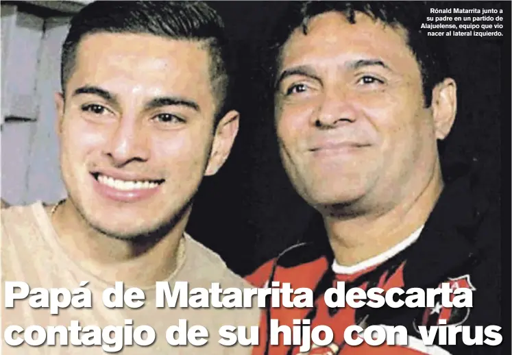 ?? CorTeSÍa ?? Rónald Matarrita junto a su padre en un partido de Alajuelens­e, equipo que vio
nacer al lateral izquierdo.