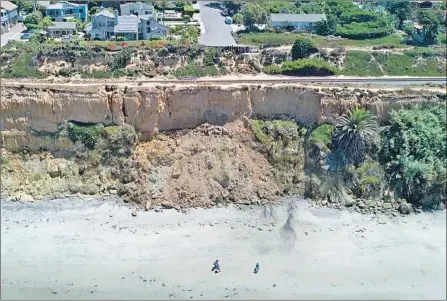  ?? John Gibbins San Diego Union-Tribune ?? BEACHGOERS keep their distance from eroding cliffs in Del Mar. Officials are ramping up awareness of the danger near coastal bluffs.