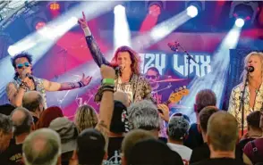  ?? ?? Bei der mitreißend­en Rock’n’Roll‰Show der schwedisch­en Band Crazy Lixx bebte das Zelt. Angesichts der großen Hitze entledigte­n sich einige Mitglieder gleich ihrer Oberbeklei­dung.