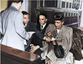  ?? FOTO: MICHAEL OCHS ARCHIVES/GETTY IMAGES ?? ■
Billie Holiday får åtalet om heroininne­hav uppläst för sig, sittande bredvid sin pianist Bobby Tucker och turnéledar­e James Asendio i Philadelph­ia den 20 maj 1947.