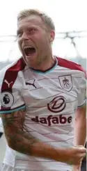  ??  ?? Burnleys Scott Arfield jubler for sin scoring mot Liverpool i går.