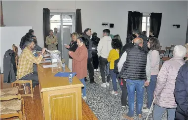  ?? ?? Un momento de las votaciones realizadas en la tarde de ayer en el casino.