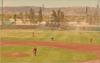  ?? Foto: cortesía diablos rojos. ?? Lesionados. La estructura metálica cayó sobre el bullpen en el Estadio de los Bravos.